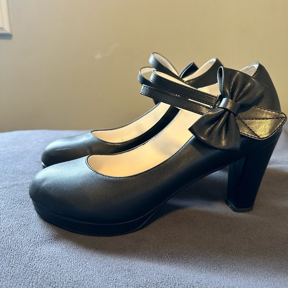 Cute Mary Jane style heels with bow - Picture 7 of 8